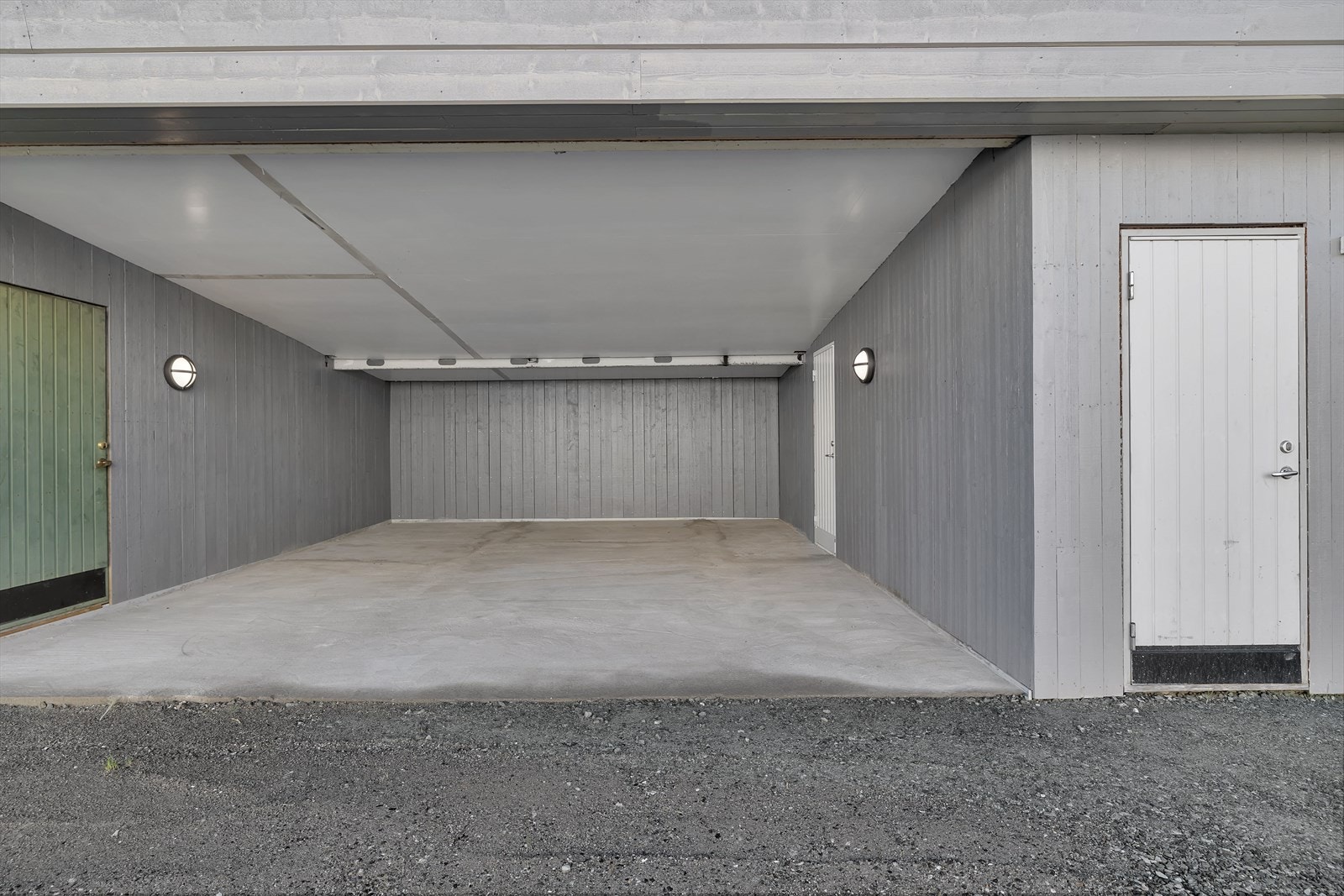 Parkering i carport med tilhørende sportsbod. Galleribilde