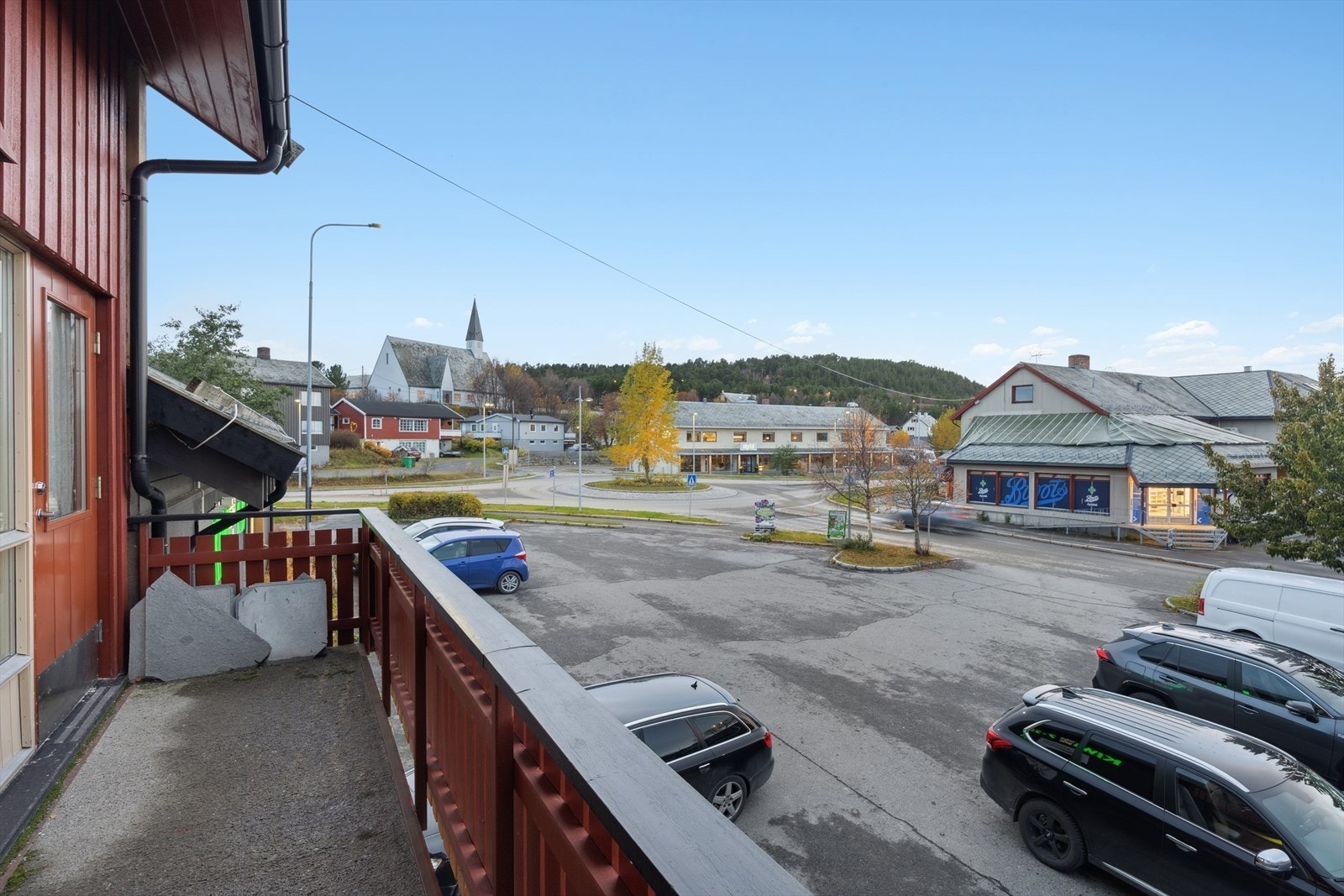 Fra balkongen får du utsikt mot nærområdet. Galleribilde