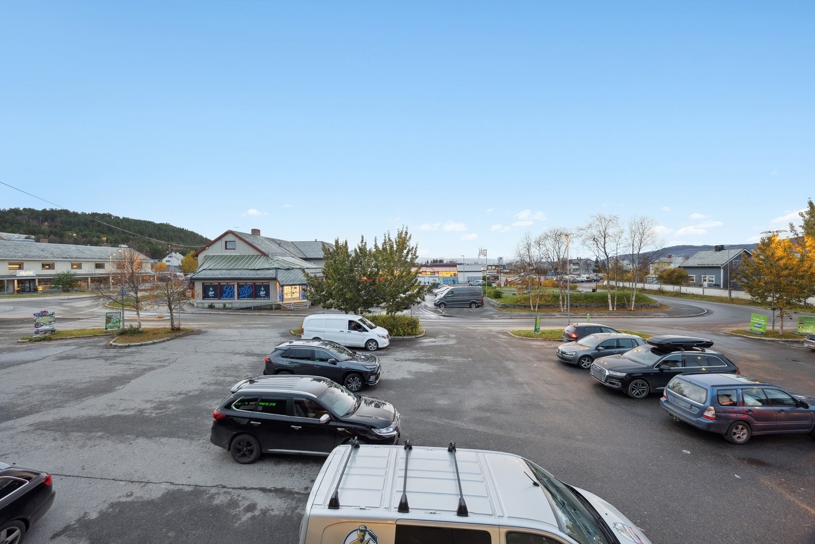 offentligparkering utenfor boligen, med leiligheten følger det 2 parkeringsplasser på egen p-plass for sameiet. Galleribilde