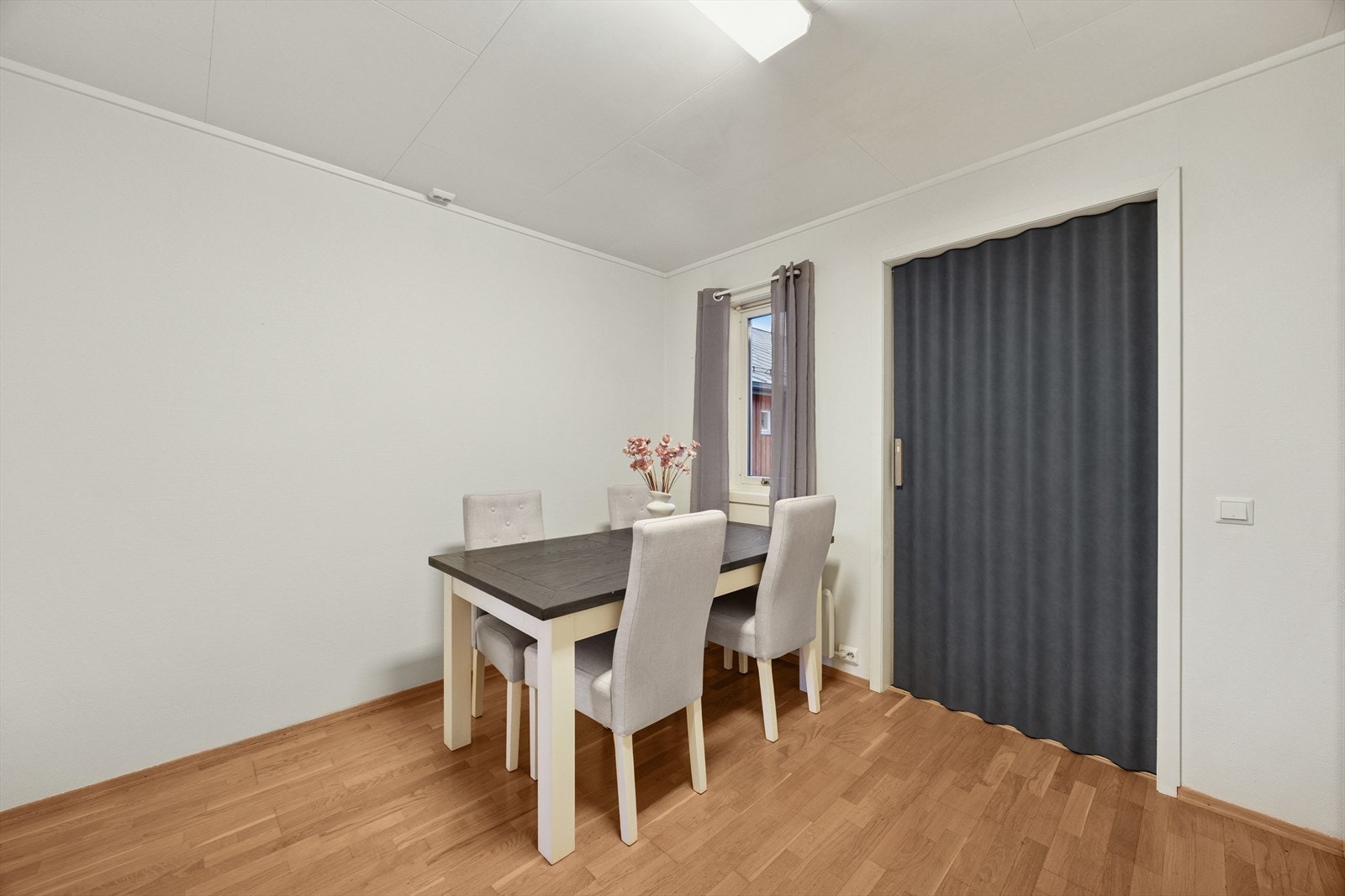 Fra kjøkkenet er det direkte adkomst til en praktisk bod, som gir ekstra oppbevaringsplass til matvarer, kjøkkenutstyr eller annet du ønsker å ha lett tilgjengelig. Galleribilde