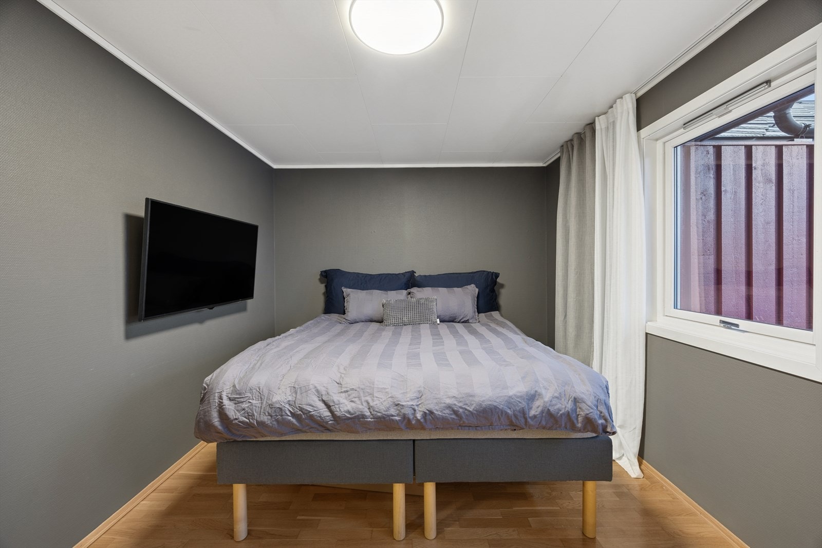 Vinduet på soverommet vender ut mot terrassen. Galleribilde