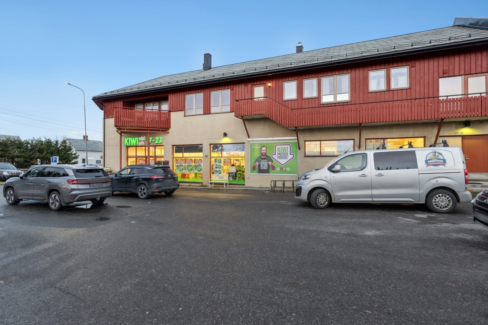 Leiligheten passer perfekt for deg som ønsker å bo i et etablert og sentralt boligområde, med mulighet for friluftsliv rett utenfor døren. Enten du liker fjellturer, sykkelturer eller bare en rolig spasertur i nærområdet, finner du gode alternativer her. Galleribilde