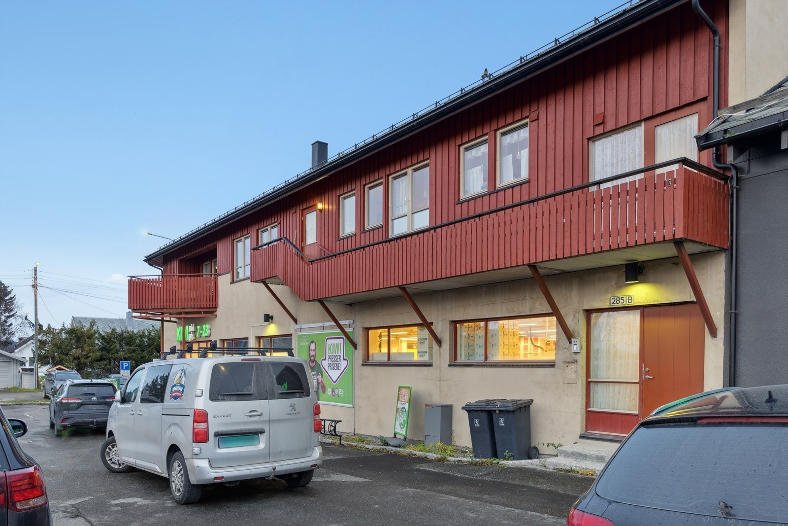 Praktisk beliggenhet med dagligvarebutikk ligger i underetasjen. Galleribilde