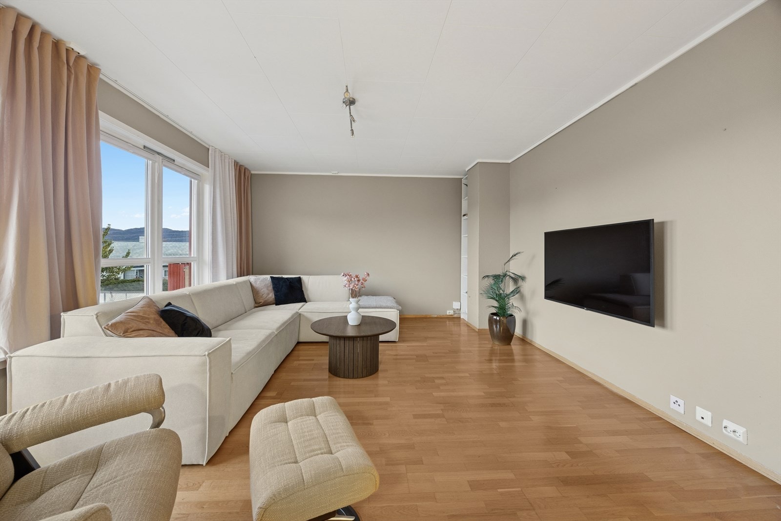 Her får du god plass til en komfortabel sofa og tilhørende møbler. Galleribilde