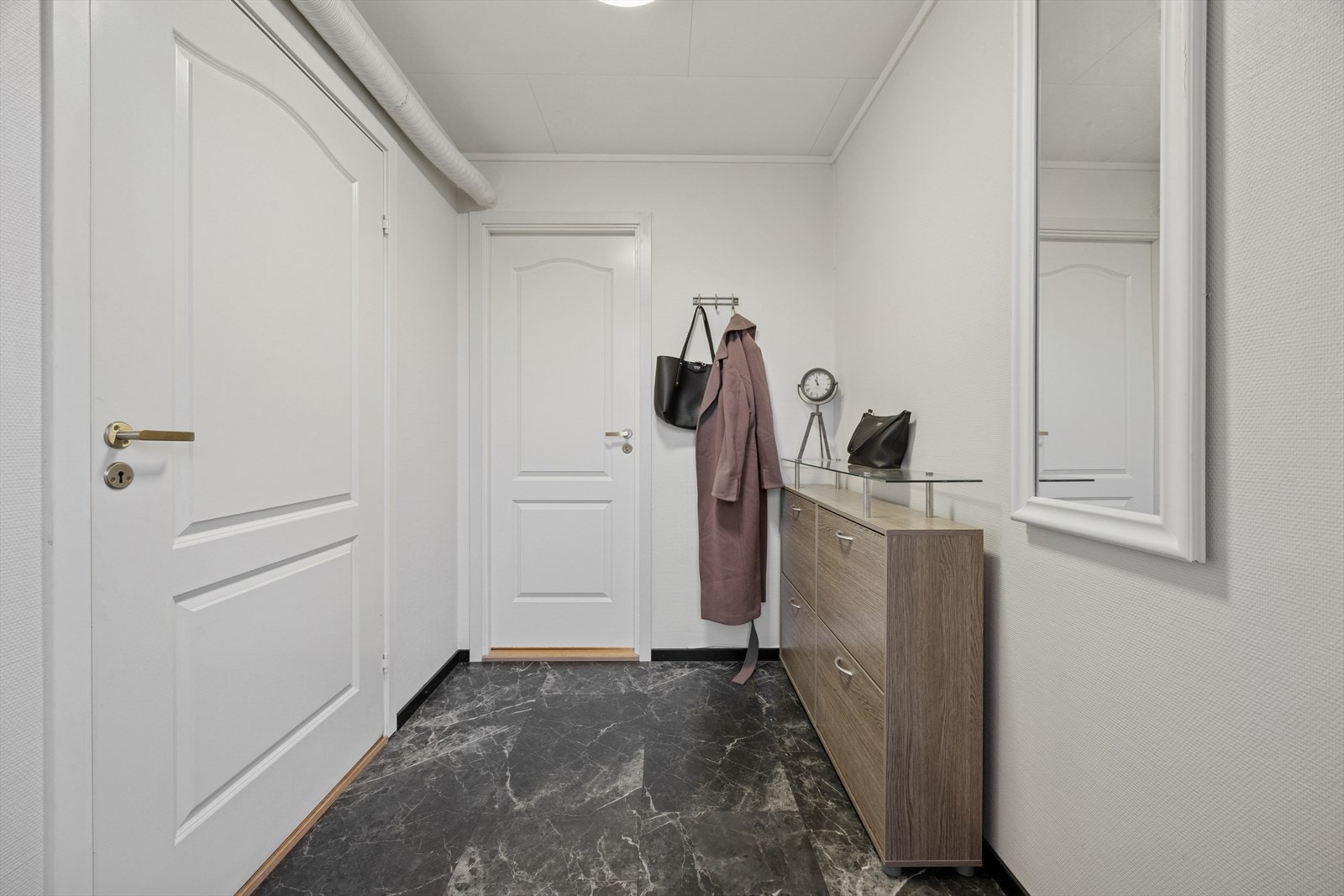 En lys og fin entré ønsker deg velkommen inn. Galleribilde