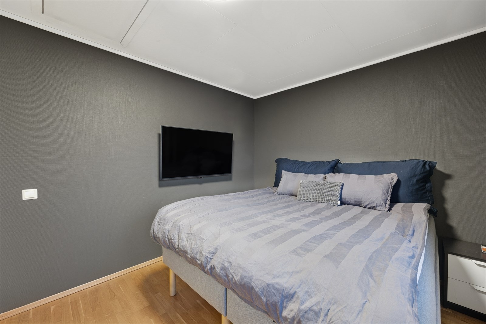 Romslig soverom med god plass til seng og tilhørende møbler. Galleribilde