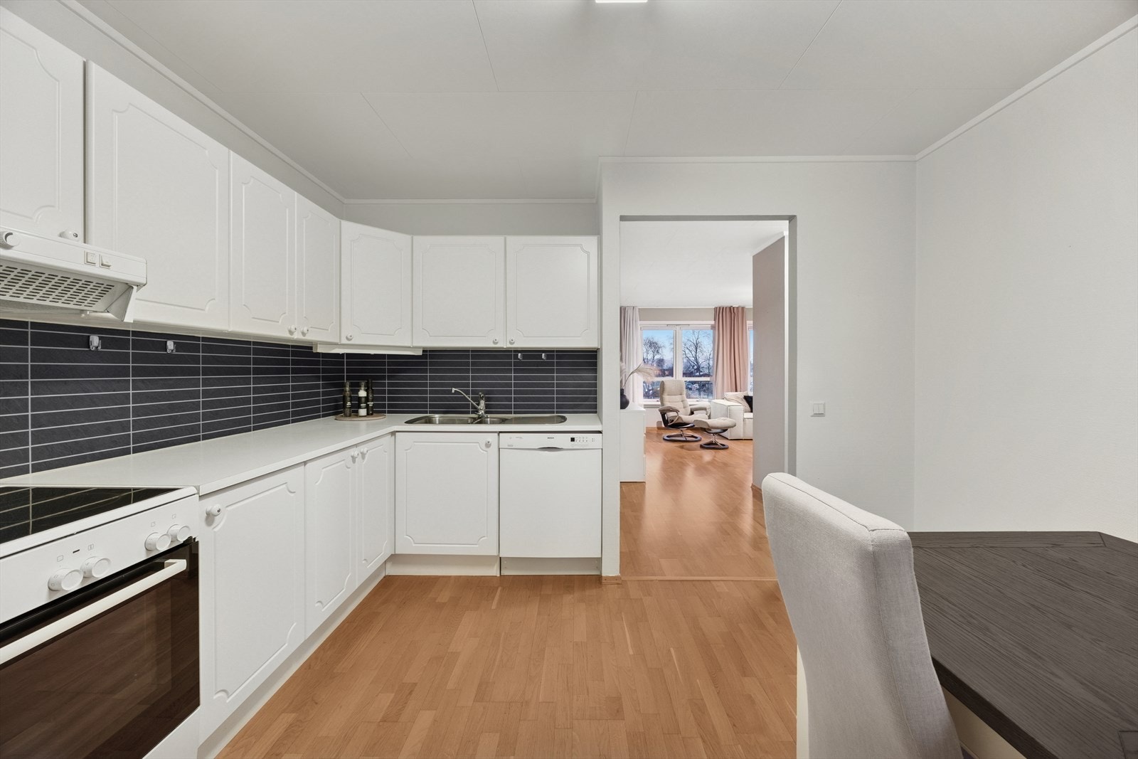 Kjøkkenet har en separat beliggenhet med adkomst fra gangen. Galleribilde