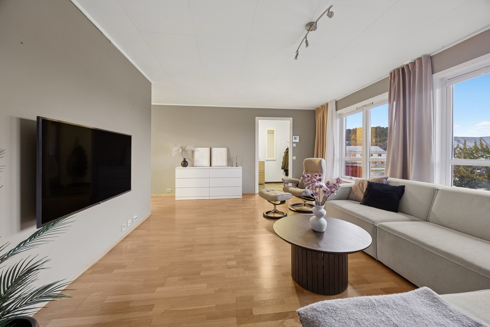 Den lyse og gjennomtenkte utformingen gjør rommet både funksjonelt og innbydende, perfekt for daglig bruk og komfort. Galleribilde