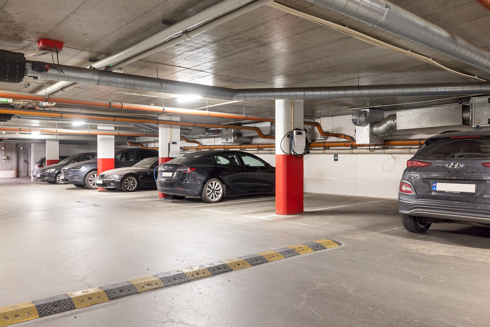 Leiligheten har bruksrett til biloppstillingsplass nr. 30008 i felles, lukket garasjeanlegg. Galleribilde