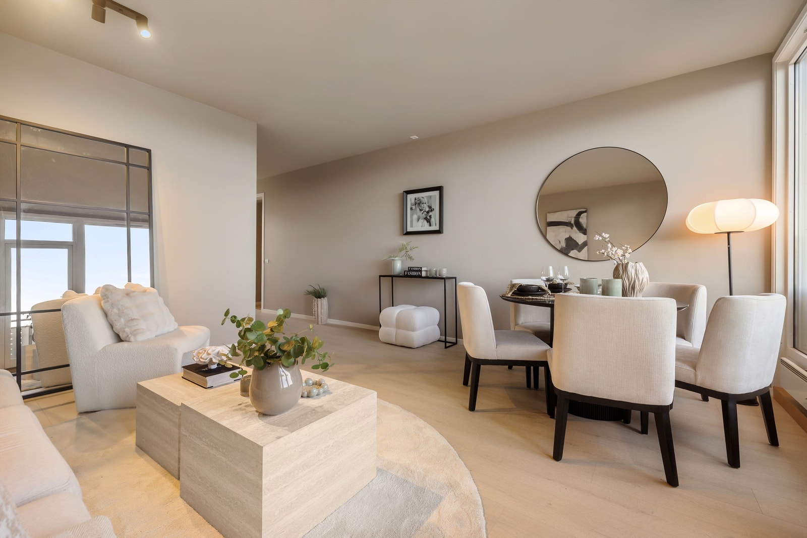 Delikate farger og en harmonisk innredning gir stuen et lunt og innbydende preg. Galleribilde