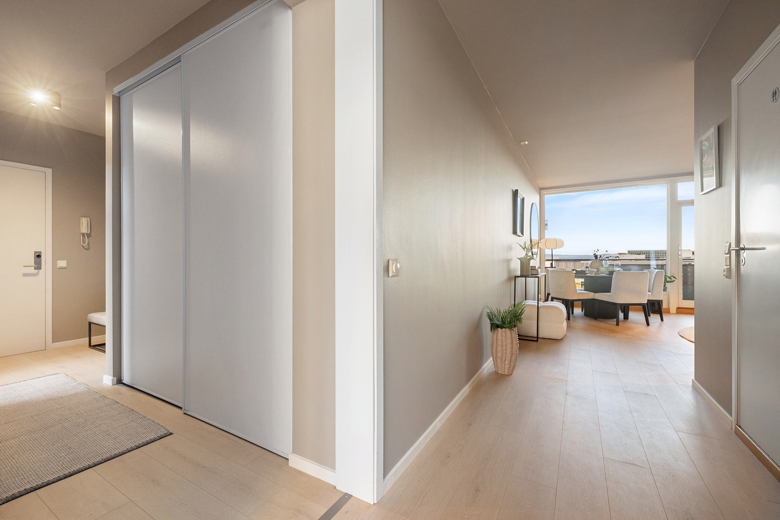 Velkommen inn! Entréen er lys og romslig, med praktisk skyvedørsgarderobe som gir god lagringsplass og bidrar til et ryddig førsteinntrykk. Galleribilde