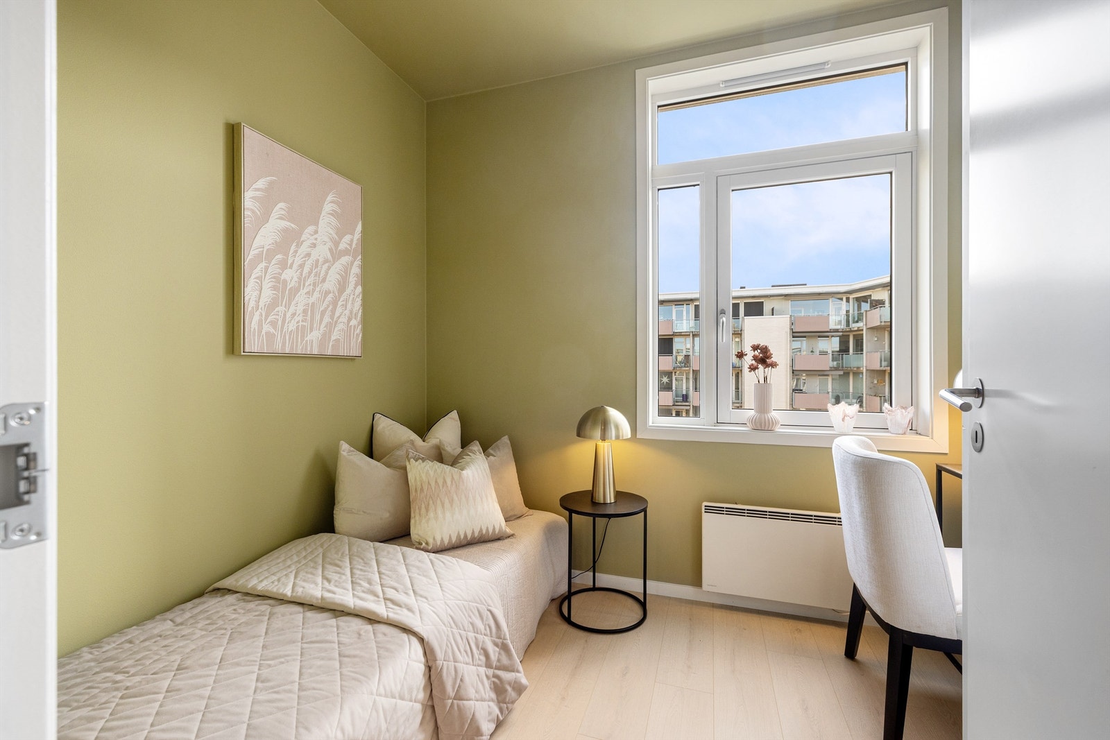 Praktisk soverom II med plass til seng og skrivepult - perfekt som barnerom, gjesterom eller hjemmekontor. Galleribilde