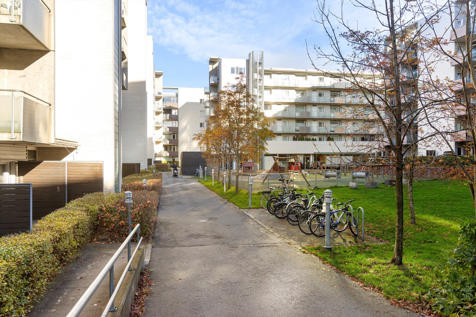 Fellesarealene er pent opparbeidet med asfalterte internveier, gressplener, sittegrupper og variert beplantning. Sameiet består av 384 boligseksjoner. Galleribilde