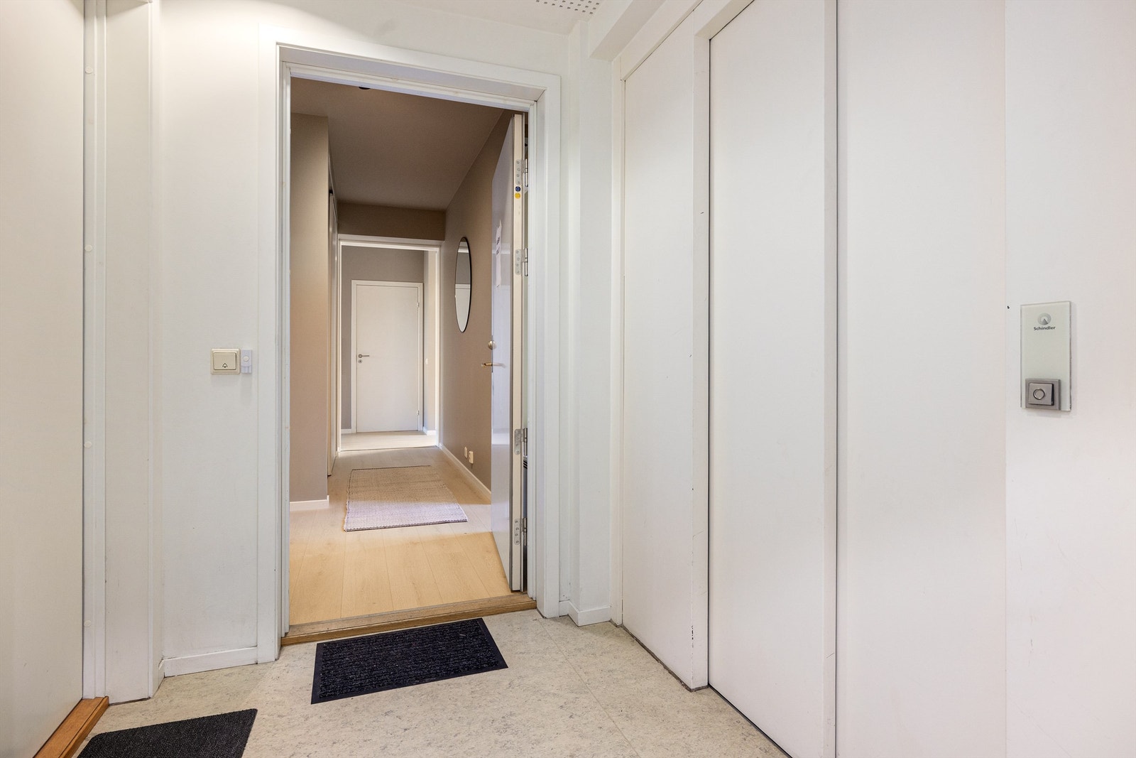 Adkomst via felles trapperom med heis. Oppgangen har callinganlegg. Galleribilde