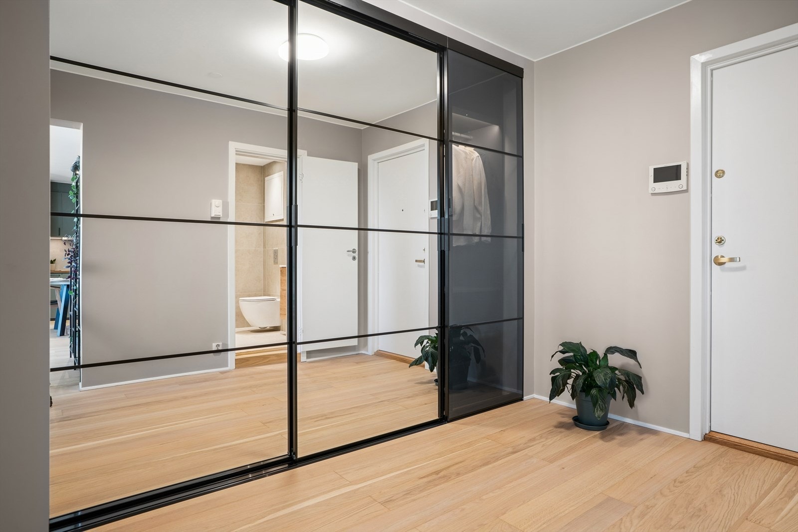 Hyggelig entré med praktisk skyvedørsgarderobe. Galleribilde