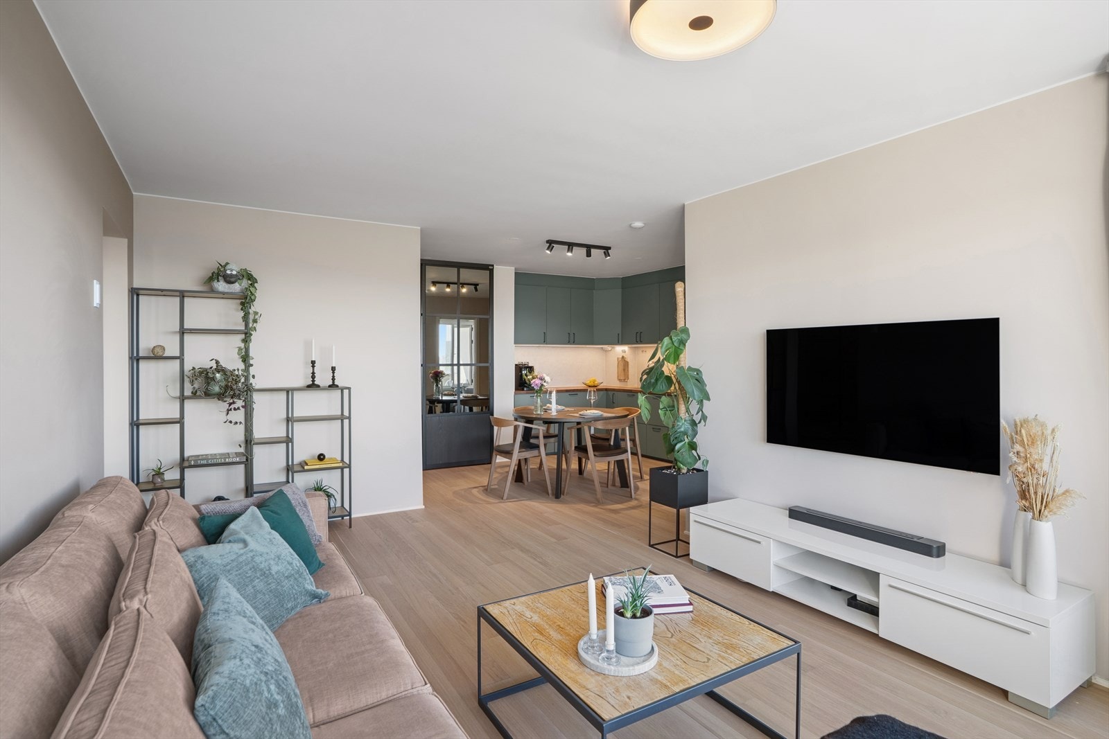 Leiligheten har en fin planløsning som består av entré, stue og kjøkken i åpen løsning, to soverom og et flislagt baderom. Galleribilde