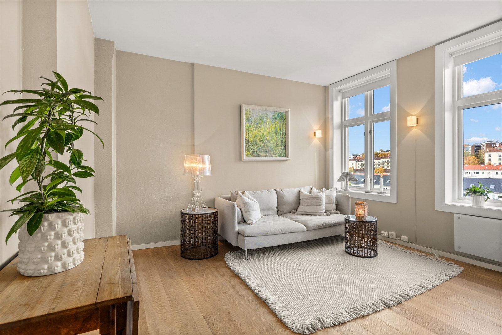 De dype vinduskarmene er en sjarmerende detalj som gir rommet karakter. Galleribilde