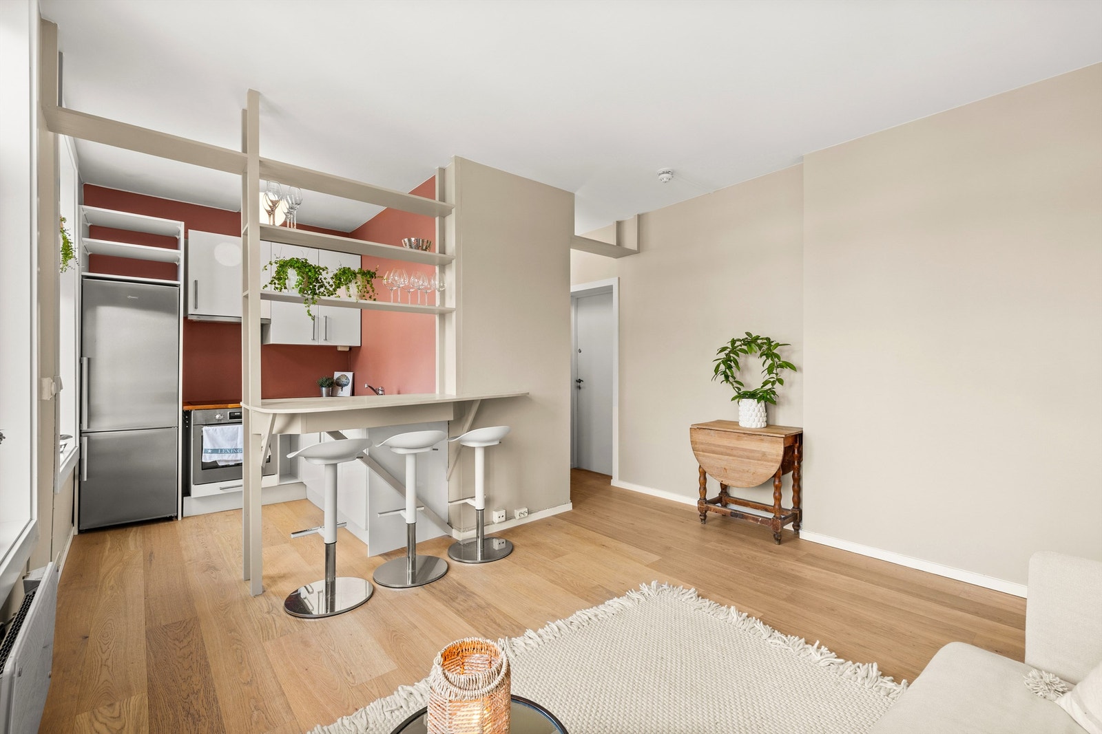 Leiligheten har en åpen og sosial planløsning mellom stue og kjøkken. Galleribilde