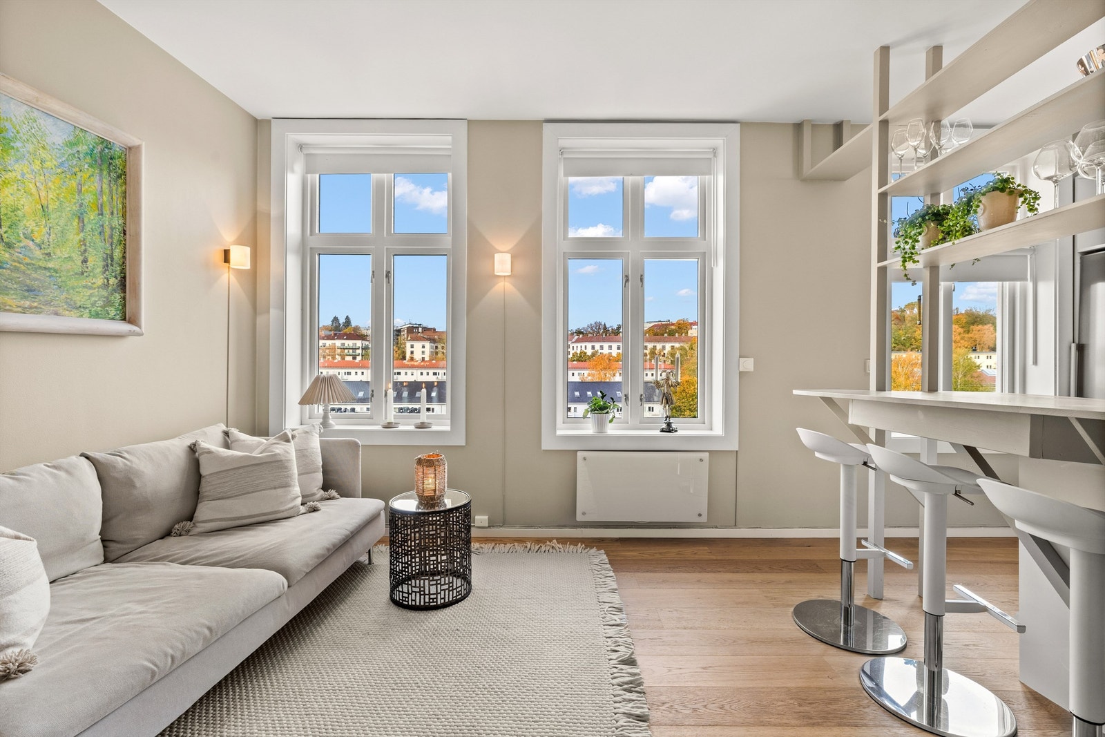 Stuen har god plass til en sofagruppe og tilhørende møblement. Galleribilde