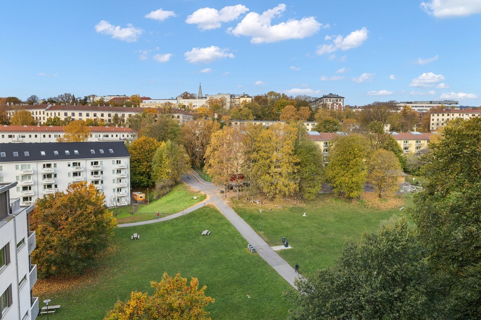 Rett utenfor døren ligger Iladalen park som en grønn oase for rekreasjon. Galleribilde