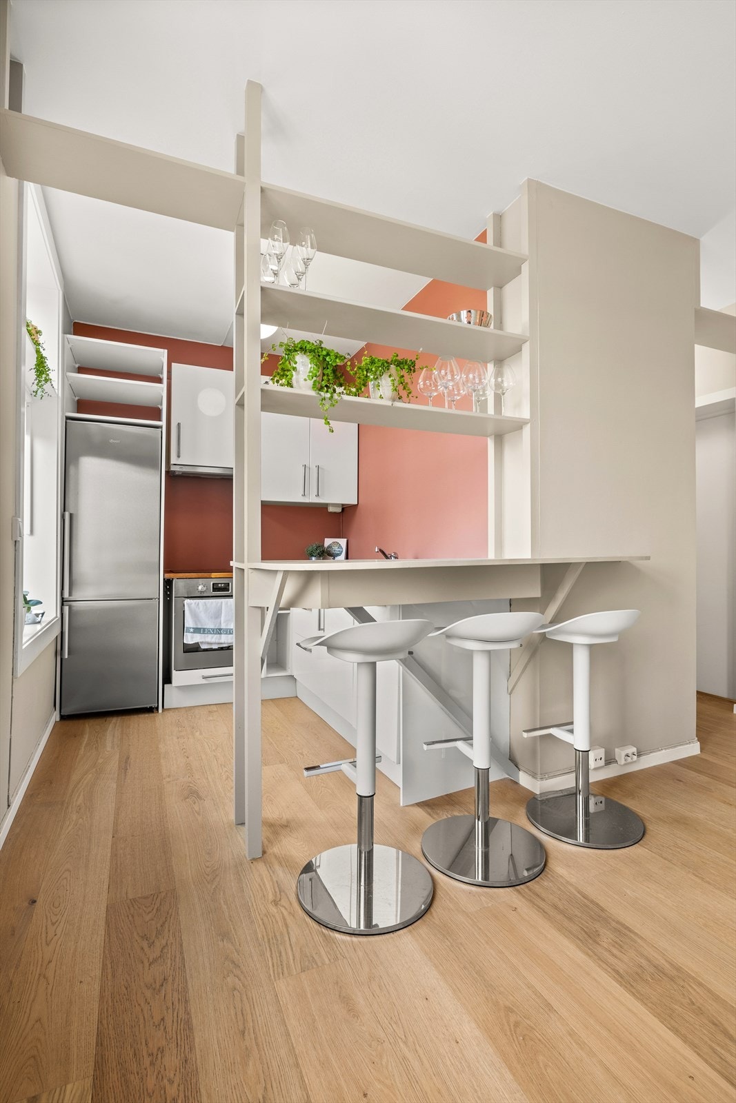 Kjøkkeninnredningen har glatte, hvite fronter og en solid benkeplate i tre. Galleribilde