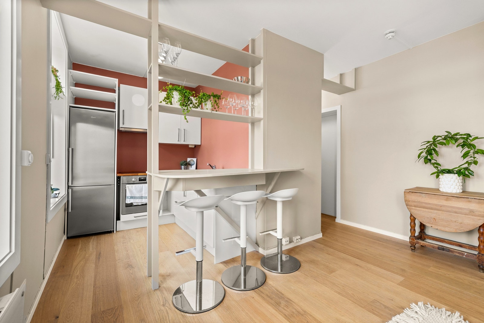 Kjøkkenet er praktisk innredet med en sosial barløsning for raske måltider. Galleribilde