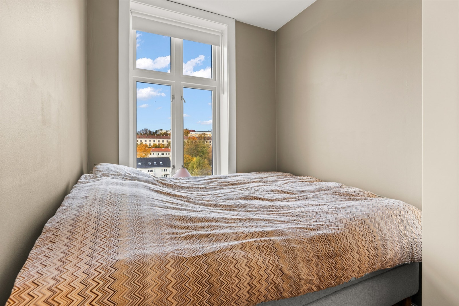 Også her gir et stort vindu godt med dagslys inn i rommet. Galleribilde