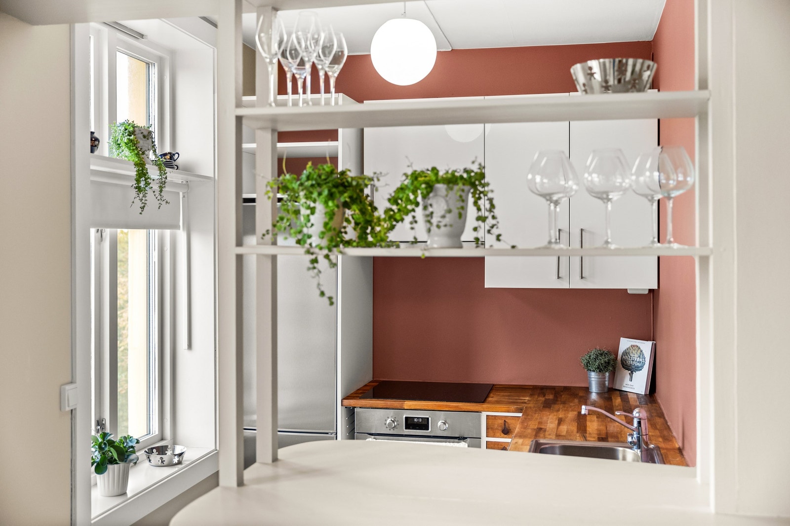 Kjøkkenet er utstyrt med integrert stekeovn og keramisk platetopp. Galleribilde