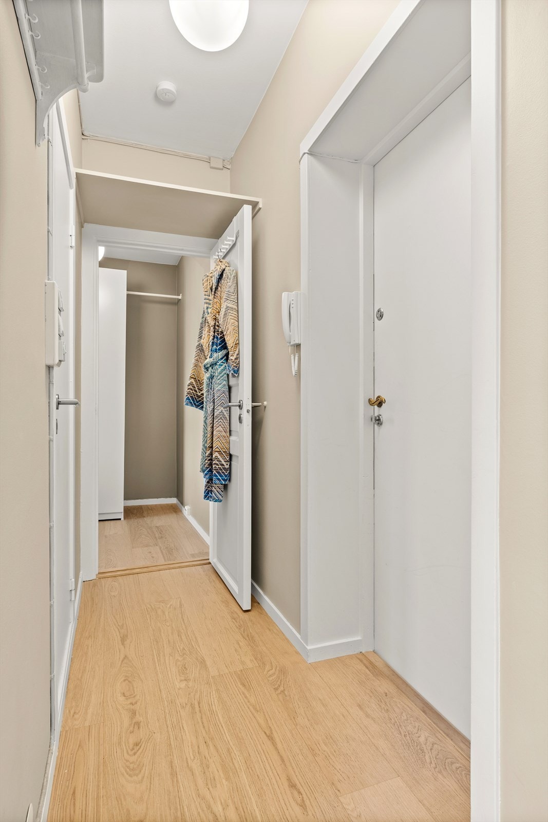 Entréen gir et umiddelbart godt førsteinntrykk av leiligheten. Galleribilde