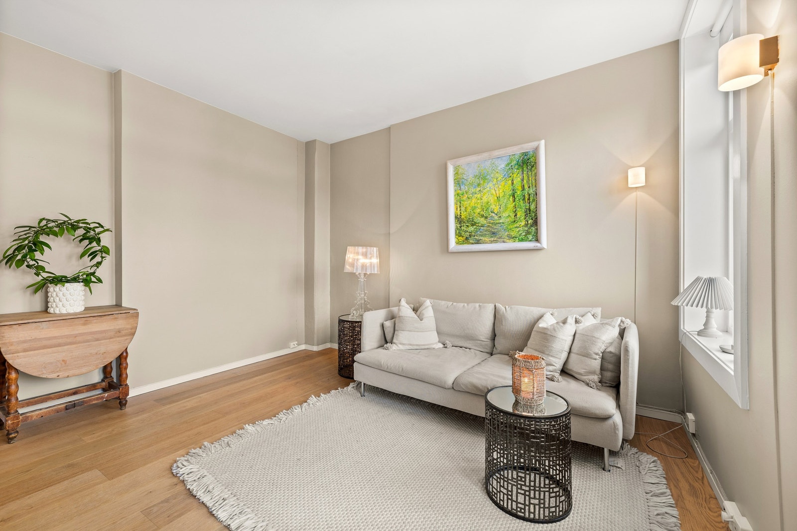 Store vindusflater og god takhøyde gir en lys og luftig atmosfære i oppholdsrommet. Galleribilde