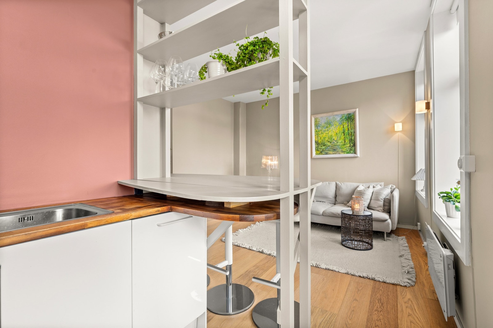 Fra kjøkkenet holder du enkelt kontakten med gjestene i stuen samtidig som du lager middag. Galleribilde