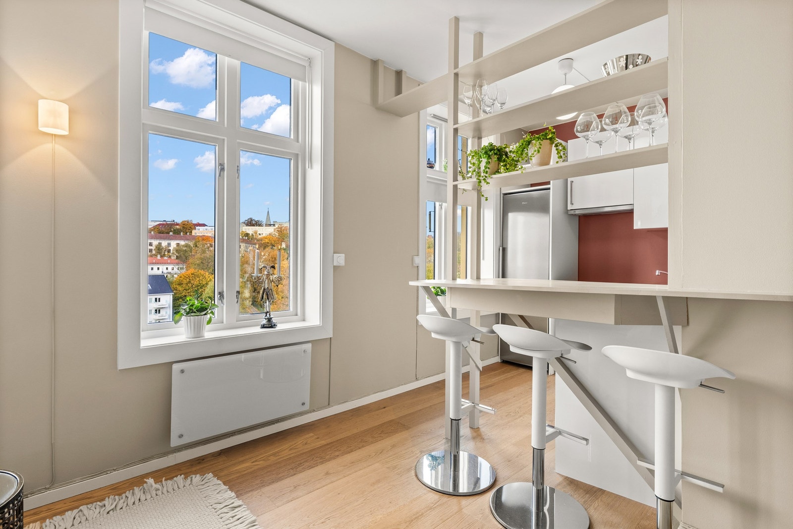 Plassbygde hyller gir både oppbevaring og en dekorativ sone mot stuen. Galleribilde