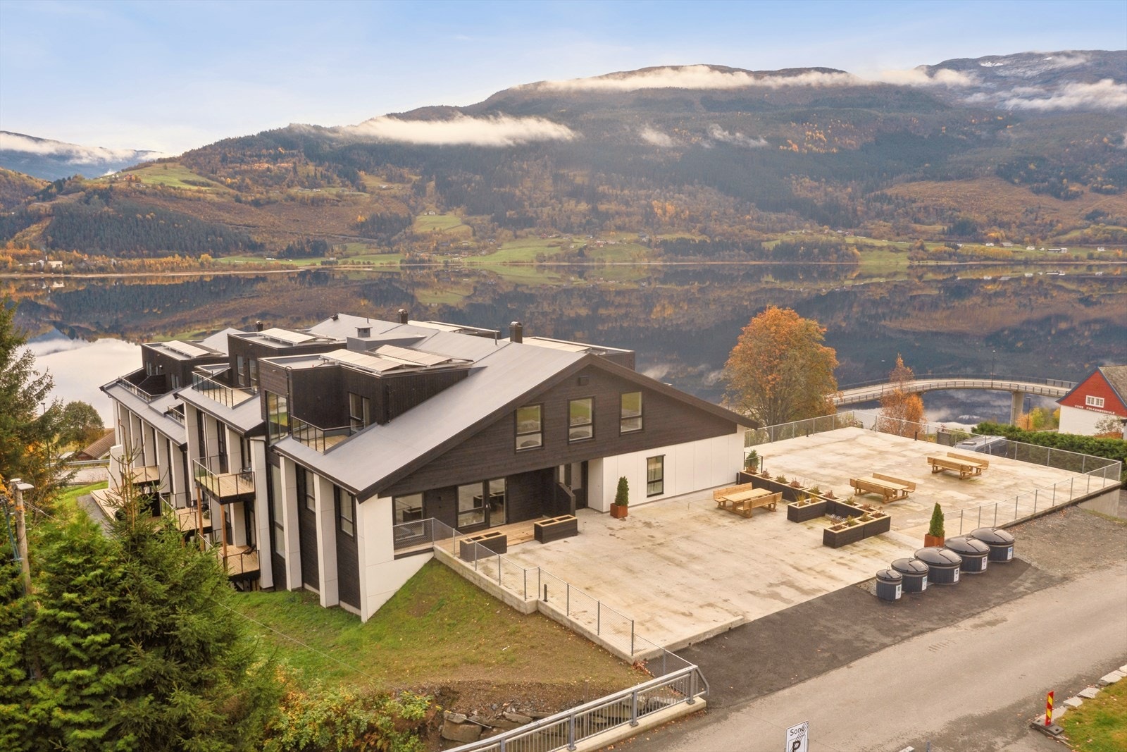 Flott utsikt over Vangsvatnet i et solrikt område Galleribilde