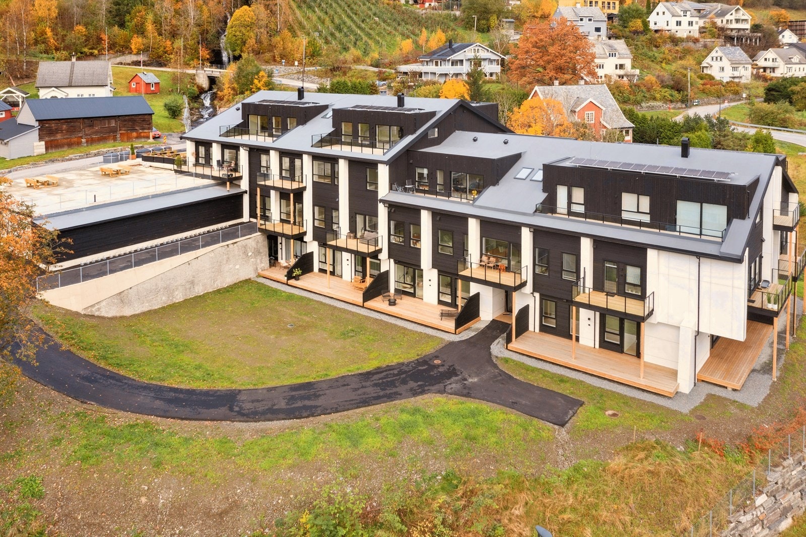 Fint opparbeidet fellesareal med terrasse, sykkelstativ og tilkomst fra både 1. og 3. etasje Galleribilde