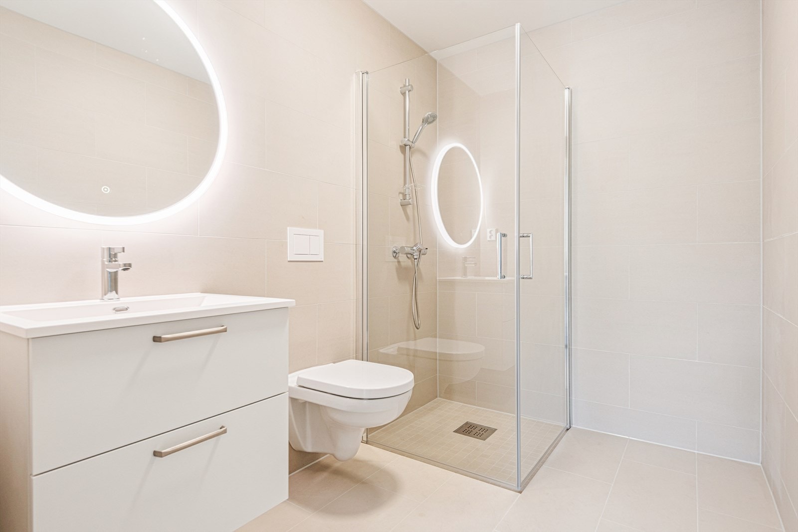 Inne i leiligheten igjen er det et lekkert bad med moderne utførelse Galleribilde