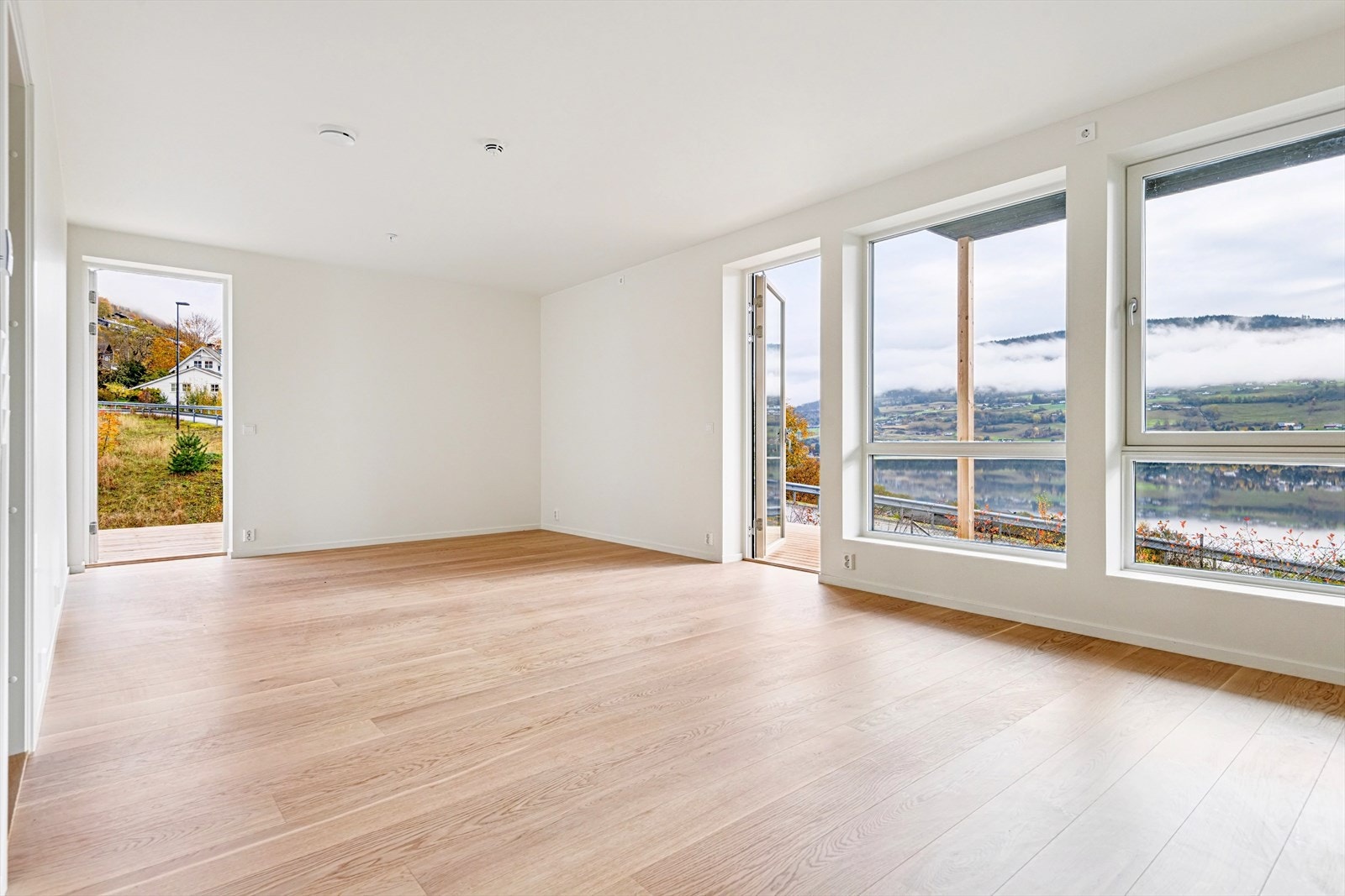 Leiligheten har to store terrasser på tilsammen 50 m² og flott utsikt over Vangsvatnet Galleribilde