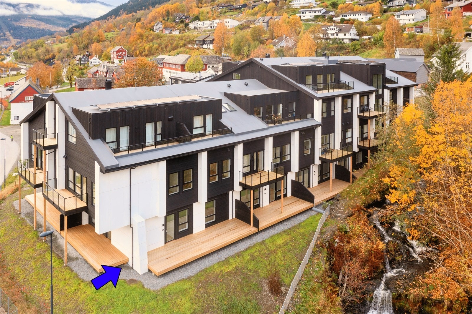 Leiligheten har to store terrasser og ligger bare 900 m unna knutepunktet i Voss sentrum Galleribilde