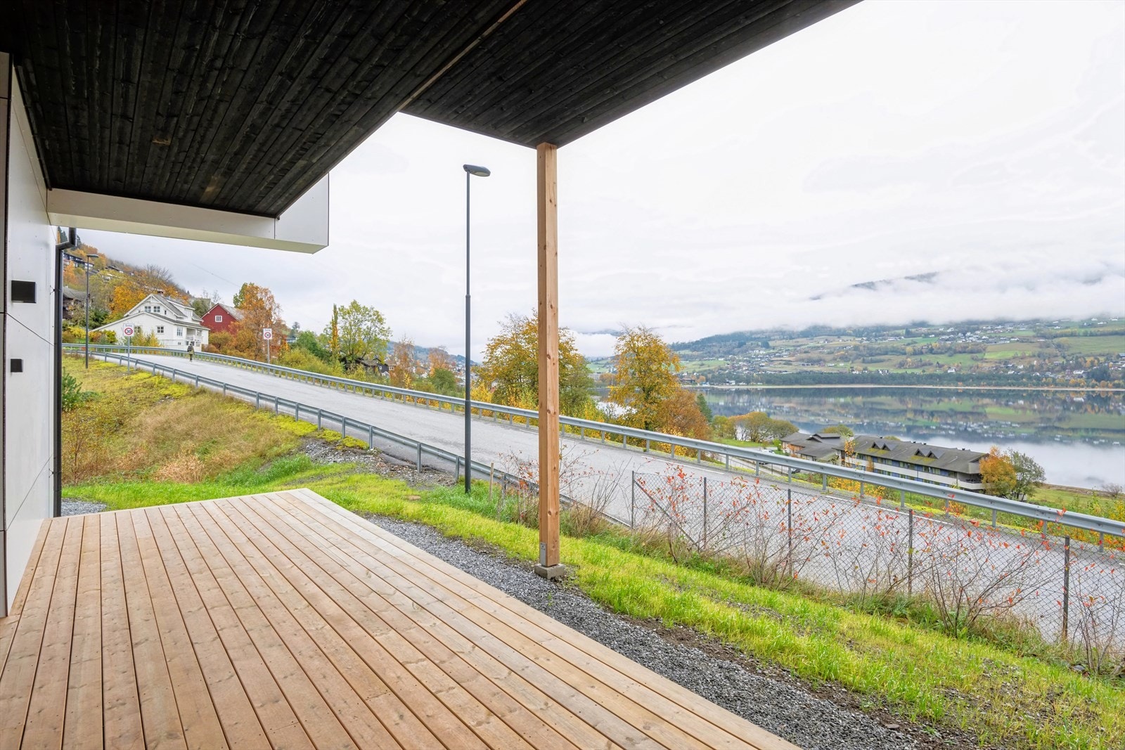 Terrassen utenfor stuen er overbygget - svært praktisk når værgudene ikke spiller på lag Galleribilde