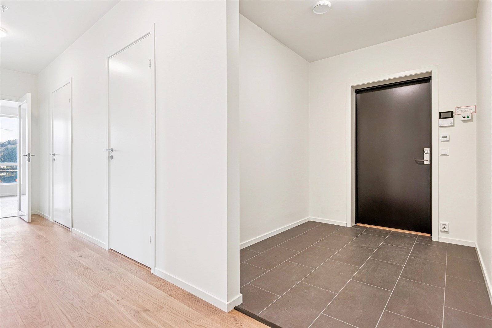 Dette er en svært romslig leilighet med vannbåren varme i flislagt entré, i stue og på baderommet Galleribilde