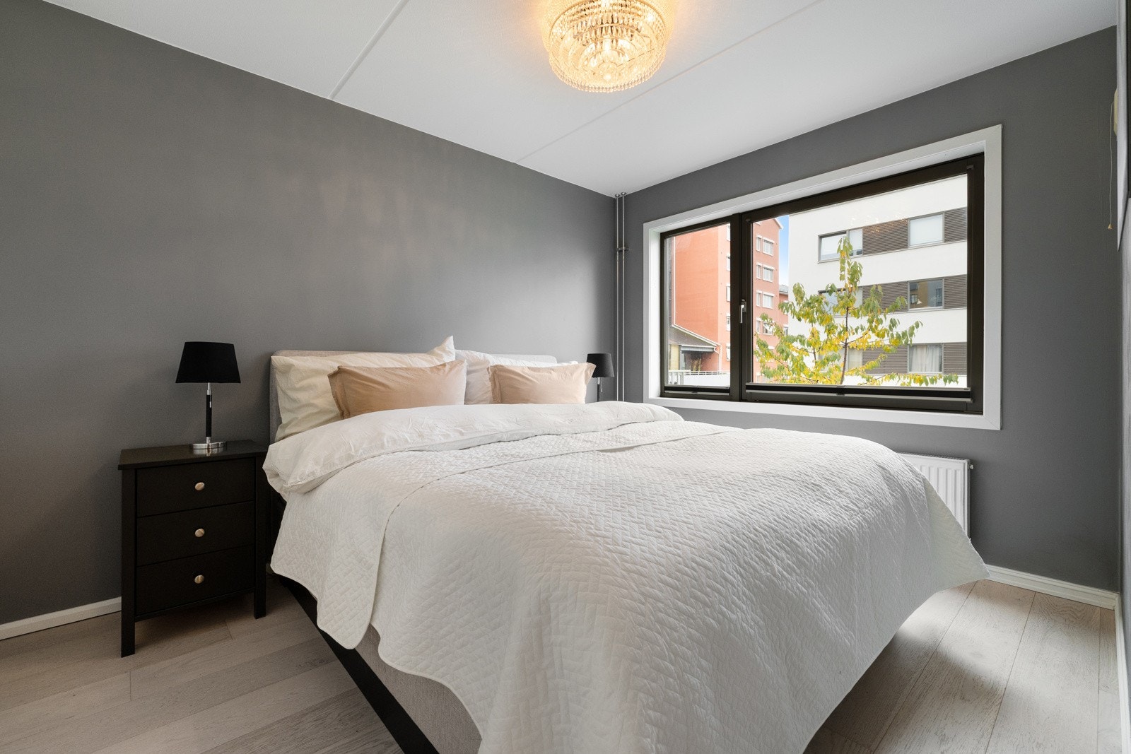 Lyst og innbydende soverom med store vindusflater som sikrer rikelig med naturlig lys. Galleribilde