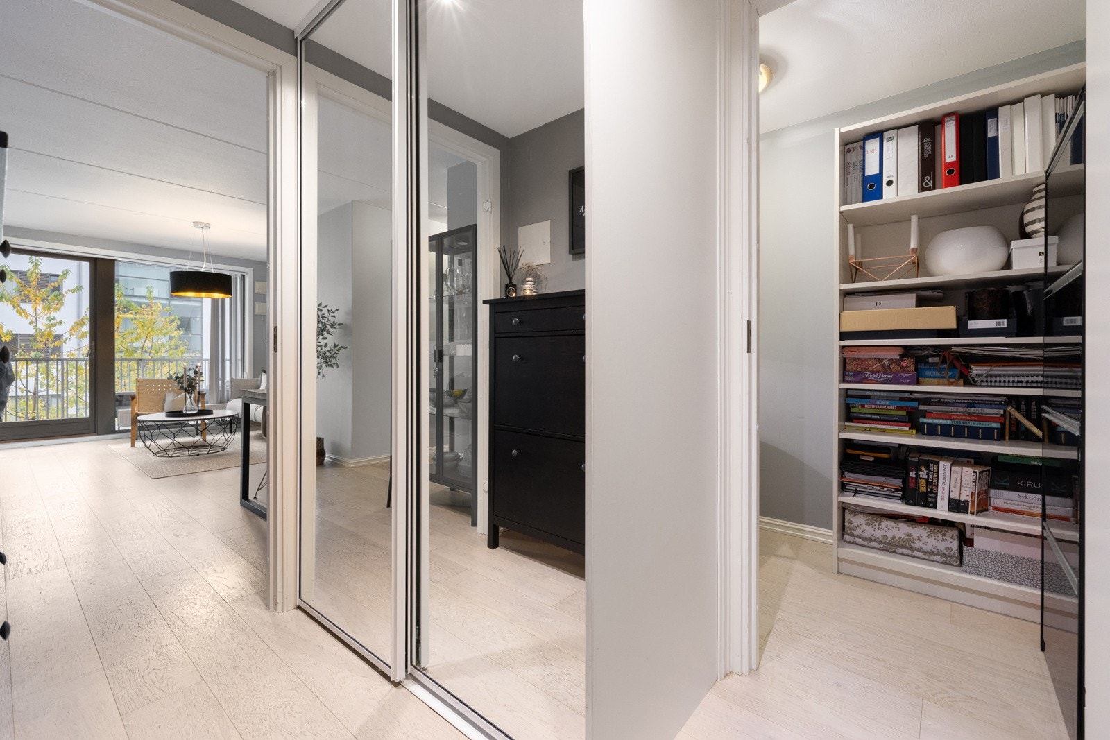 Stor skyvedørsgarderobe fra Garderobemannen, gir rikelig med oppbevaringsmuligheter. Galleribilde