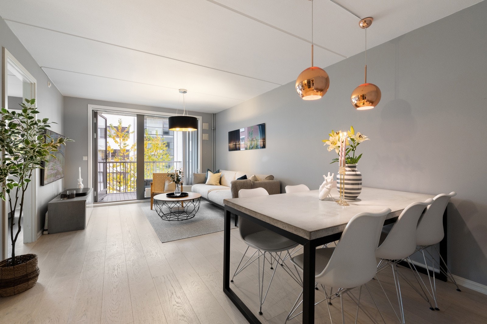 Det er god plass til både spisegruppe og sofamøblement. Galleribilde