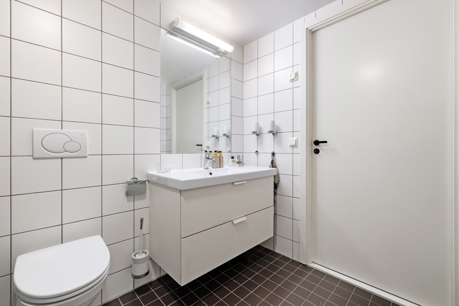 Innredningen består av servant med underskap (byttet av tidligere eier før 2016) og speil, samt opplegg for både vaskemaskin og kondenstørketrommel. Galleribilde