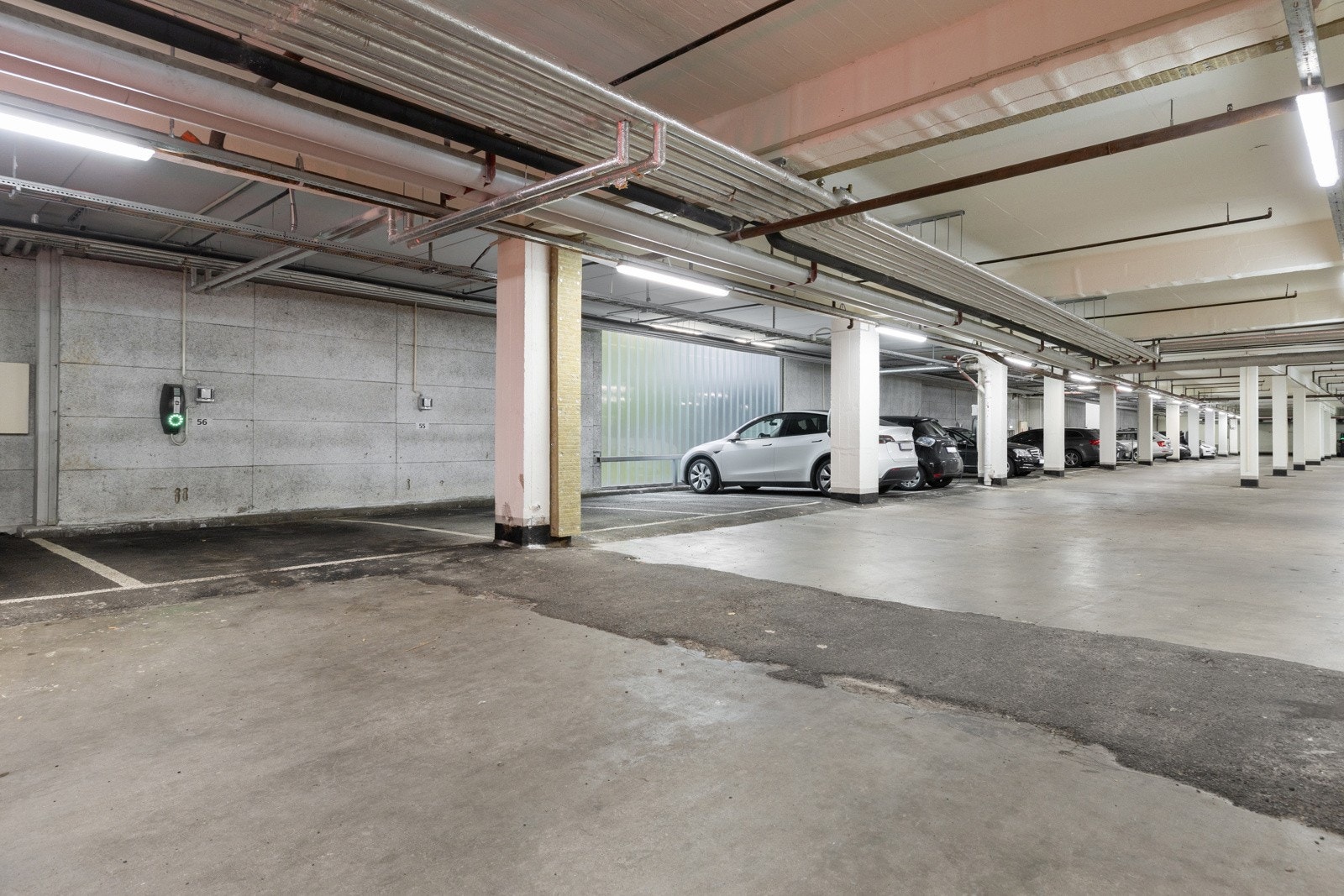 Det medfølger egen garasjeplass (nr. 56) i felles anlegg. Plassen er utstyrt med egen elbillader, hvor lading enkelt kan styres via Laddel-appen. Galleribilde