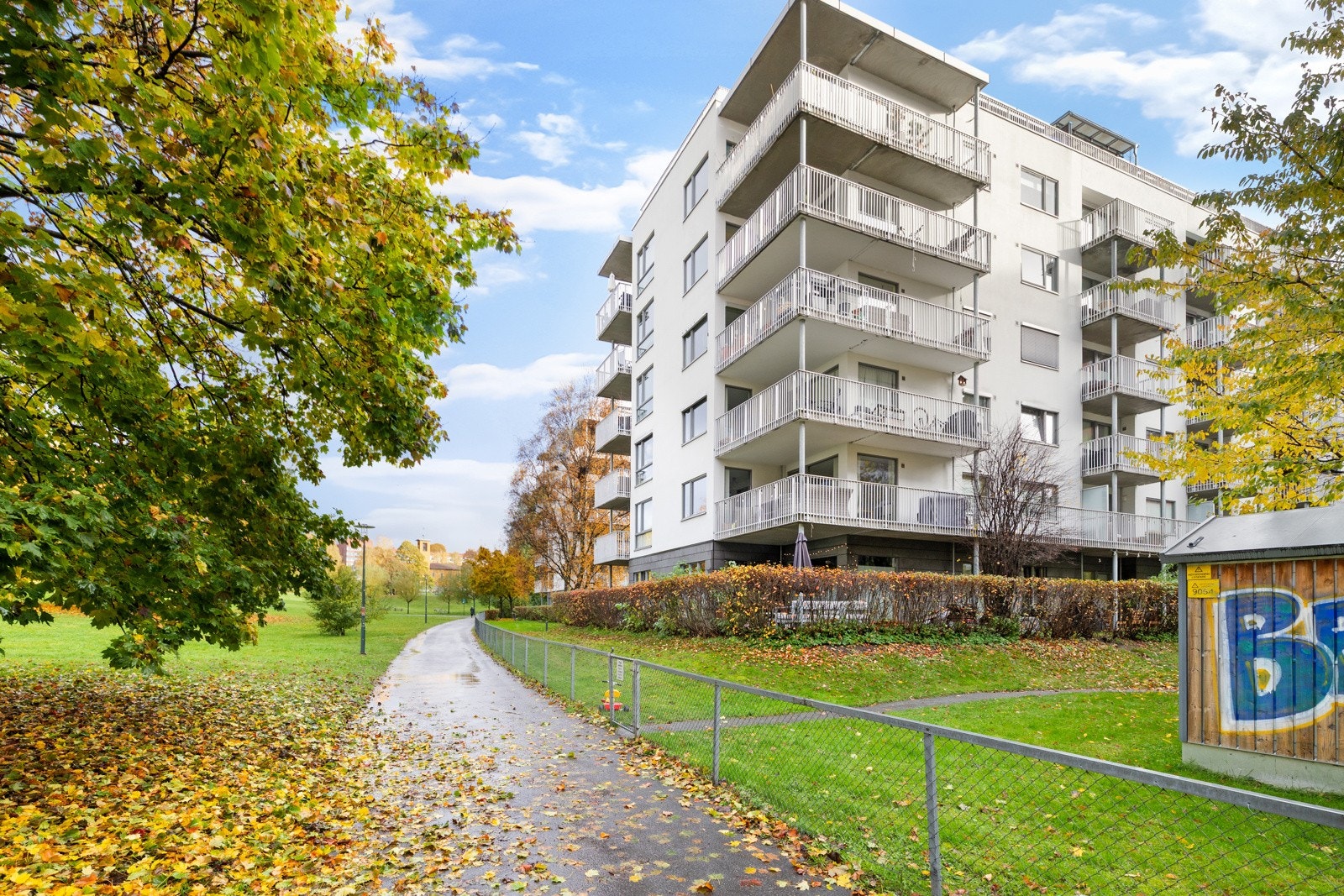 Leiligheten har en svært sentral og attraktiv beliggenhet, rett ved Alexander Kiellands plass - et urbant og levende knutepunkt mellom Grünerløkka, St. Hanshaugen og Sagene/Torshov. Galleribilde