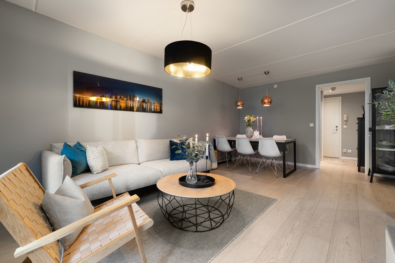 Stuen er lys og luftig med store vindusflater fra gulv til tak som gir rikelig lys og en åpen atmosfære. Galleribilde