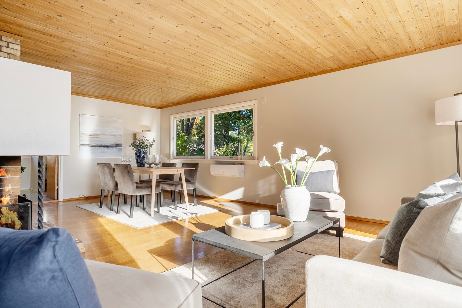 Lys og romslig stue med god plass til både sofagruppe og spisegruppe - et naturlig samlingspunkt for familie og venner Galleribilde