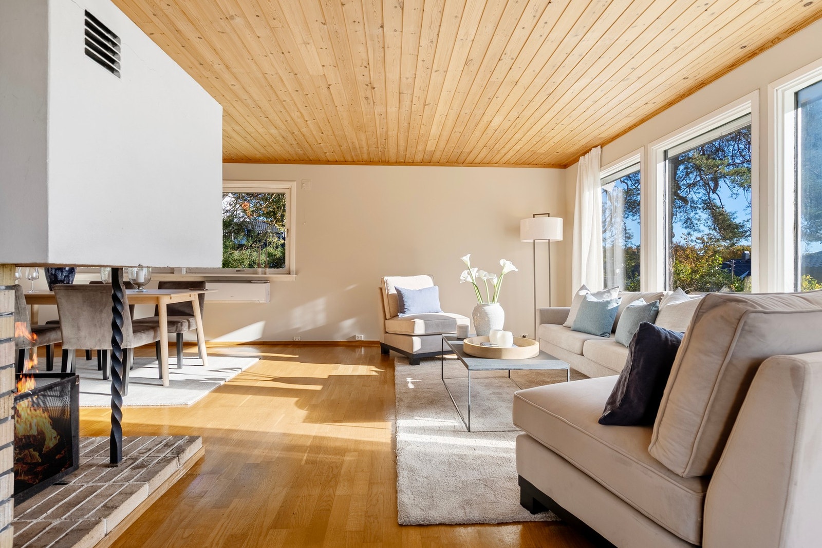 Store vindusflater sikrer godt med naturlig lysinnslipp Galleribilde