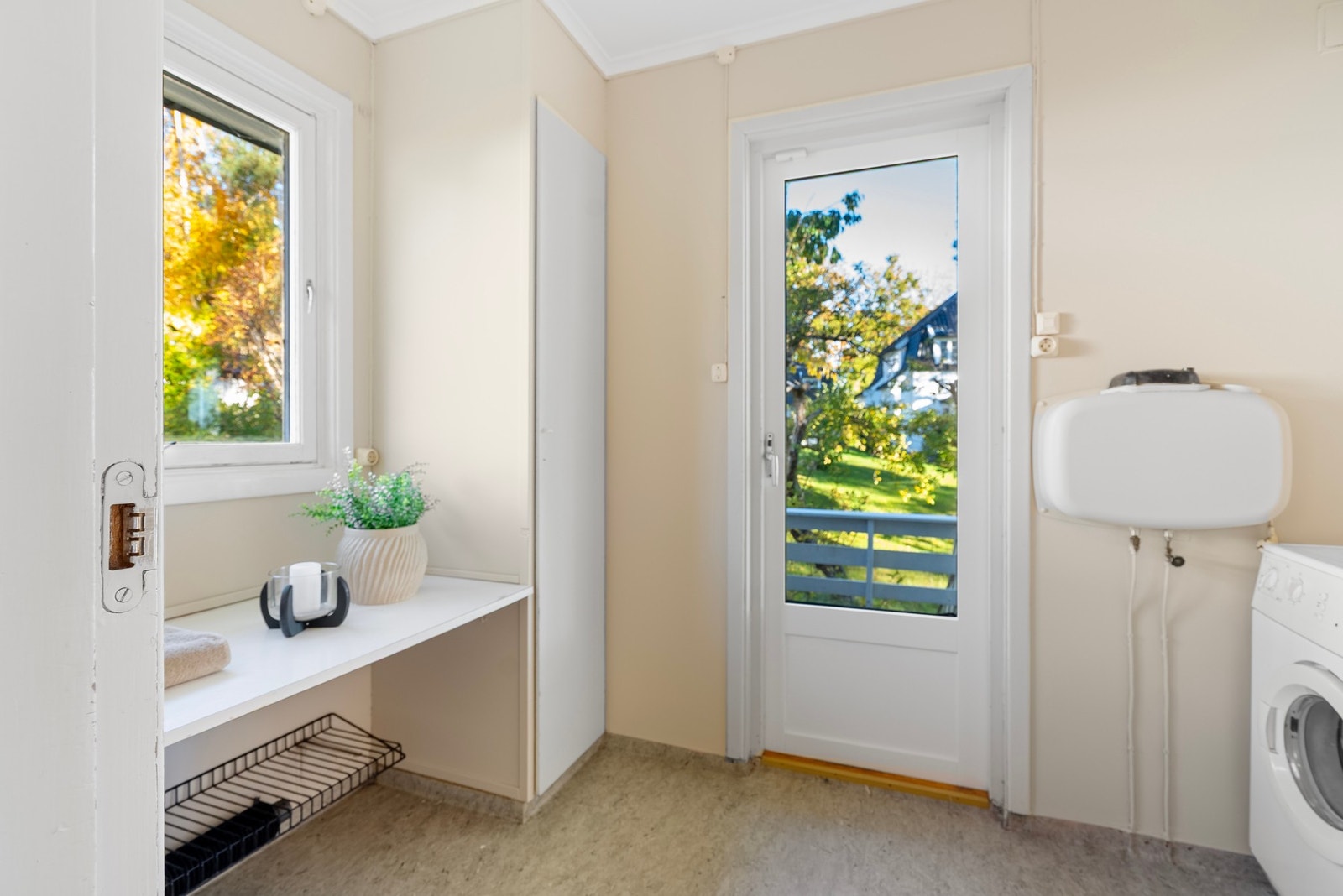 Innenfor kjøkkenet har du et praktisk vaskerom med utgang til hagen Galleribilde