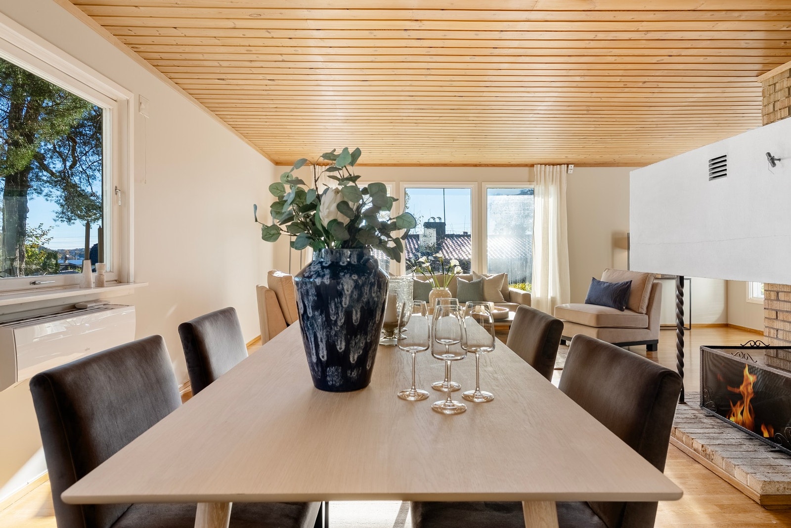 Boligen er innholdsrik og holder alt du trenger på en flate - egner seg ypperlig for alle generasjoner Galleribilde